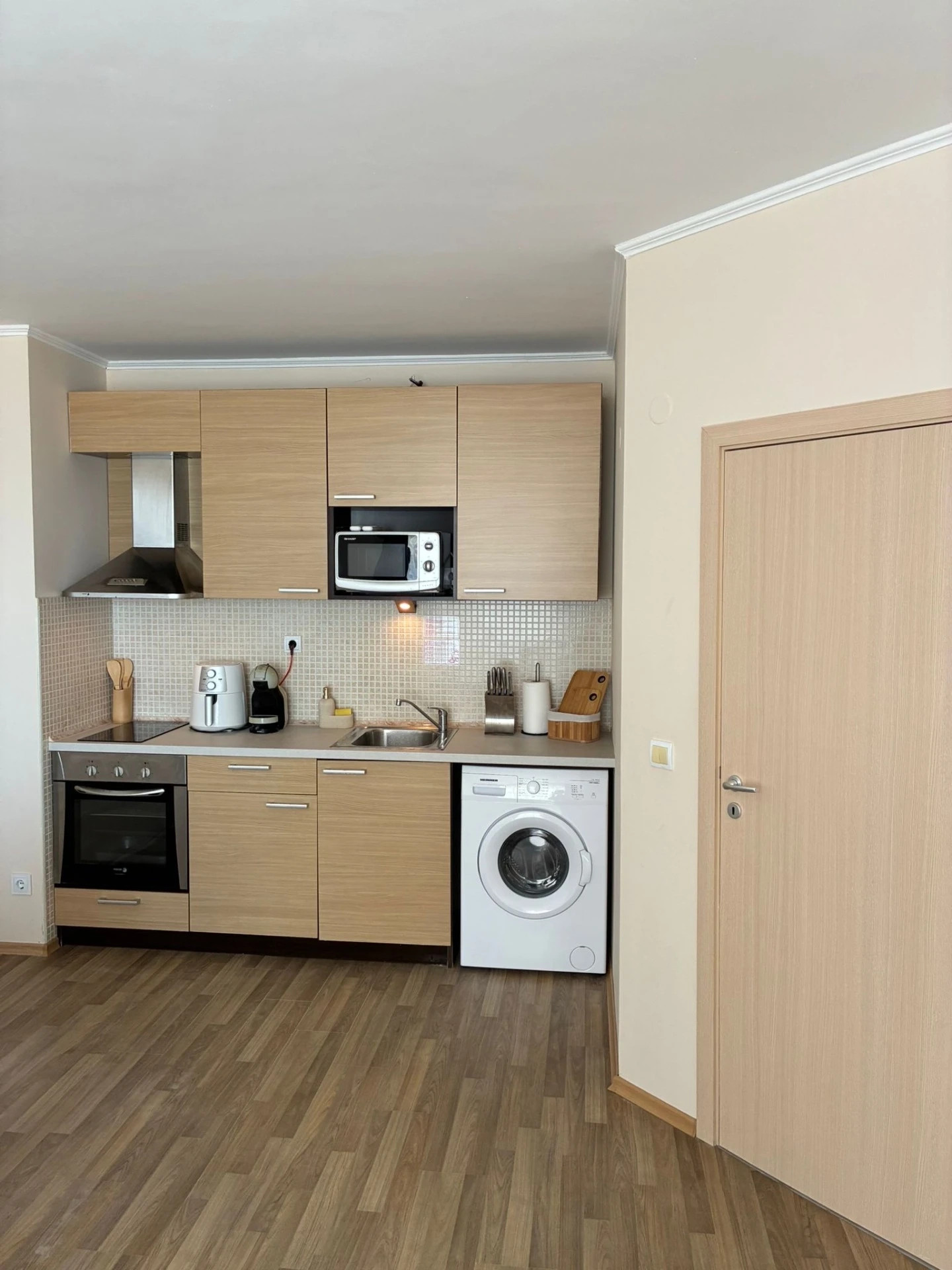 Bulharsko Obzor pronájem vybaveného apartmánu kuchyňská linka. Apartmán na pláži Obzor
